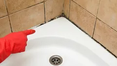 De voegen in de badkamer worden weer als nieuw: een eenvoudige manier om ze schoon te maken met zout